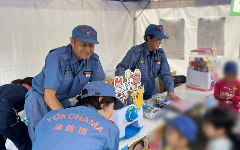 子供に接する消防団員