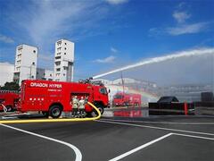 大型放水延長車　放水中