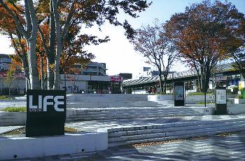南万騎が原駅前の様子