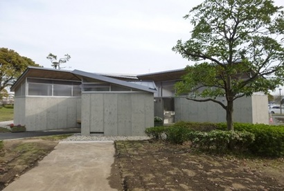富岡総合公園並木便所　外観