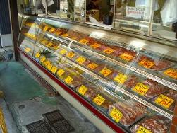 二葉屋精肉店の店頭の様子を示しています