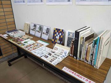 南図書館での関連図書の展示