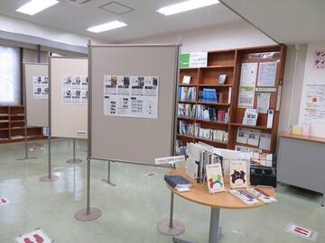 南図書館でのパネル展の様子１