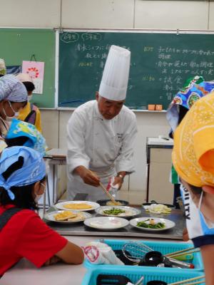 清水郁夫マイスターが食育の講話を行う様子