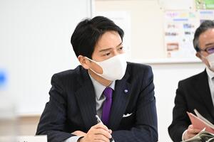 市民の方にお話しする市長