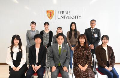 フェリス女学院大学　国際交流学部　知足ゼミの皆様と市長との集合写真。