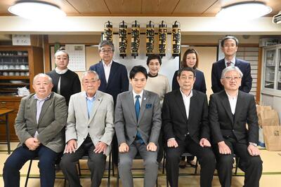 大口仲町池下町会の皆様と市長との集合写真。