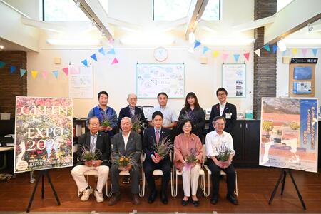 美しが丘公園愛護会の皆様と市長との集合写真