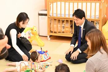 Popolaの利用者と市長の写真。