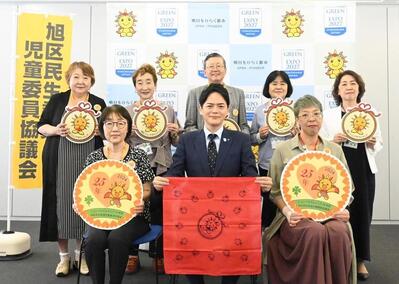 旭区民生委員児童委員協議会の皆様と市長との集合写真。