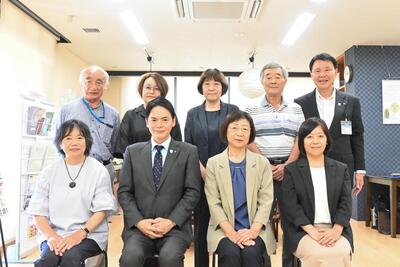 特定非営利活動法人　くみんネットワークとつかの皆様と市長との集合写真。