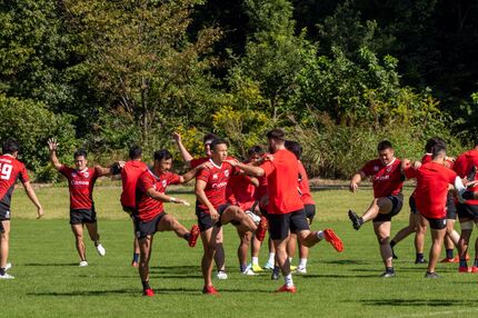 ストレッチをする選手たち