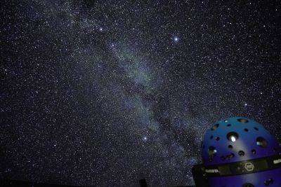 投影機と夏の星空