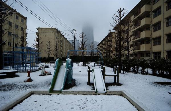 雪化粧した海岸通団地