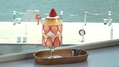 写真：海に浮かぶカフェのプリンパフェ