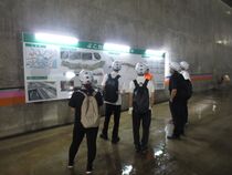 トンネル掘削部において事業の説明を受ける様子