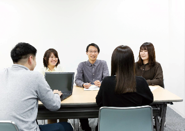 多職種が集まりカンファレンスをしている様子