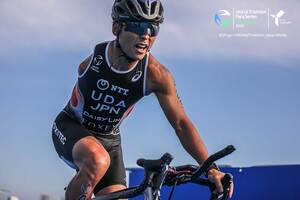 宇田秀生選手の写真（トライアスロン自転車競技中）