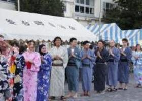 浴衣を着て踊る学生たち