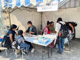 来場者と交流する留学生