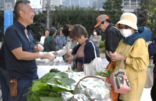 ほどがや朝市の様子（農家さん）