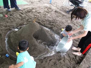 市立保育園の園庭を使って、季節に合わせた遊びで楽しむことができます。