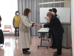 修了証書の授与式の様子の写真