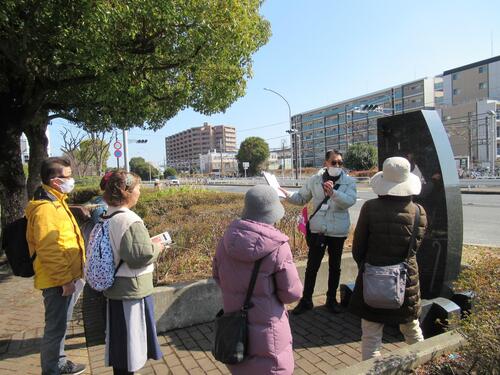 美空ひばり記念碑の前