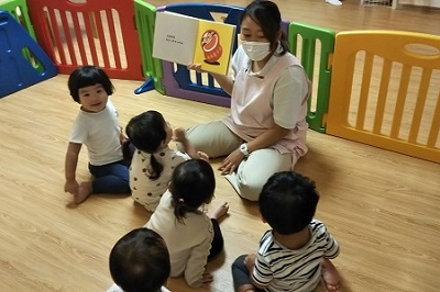 絵本の読み聞かせの様子