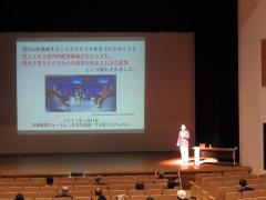 会場から舞台を見た様子