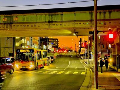 「夕暮れに染まる長後街道」