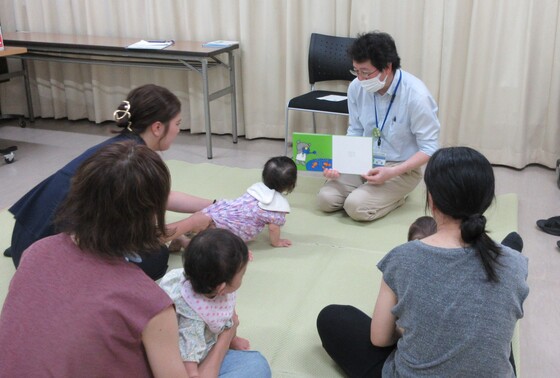 おひざにだっこのおはなし会写真