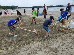砂浜で塩づくりをしている様子です。