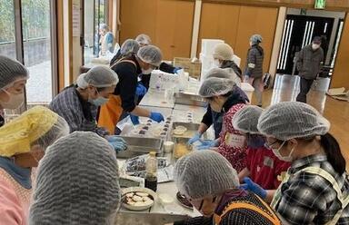 おもちを料理する様子の写真
