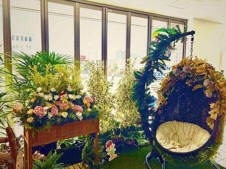 花や緑をあしらったフォトスポット