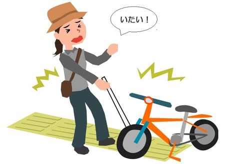 点字ブロック上に止められた自転車にぶつかる白状を持った女性