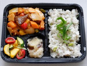 パステルのお弁当で野菜が140g以上入っている酢鶏弁当です