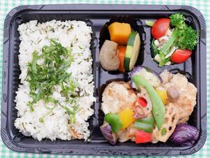パステルのお弁当で野菜が140g以上入っている鶏からのみぞれ煮弁当です