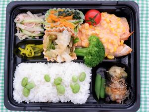 はばたきのお弁当で野菜が140g以上入っている鮭の明太マヨネーズ弁当です