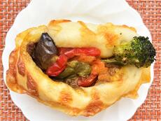 色とりどりの野菜カレーが埋め込まれたパンです