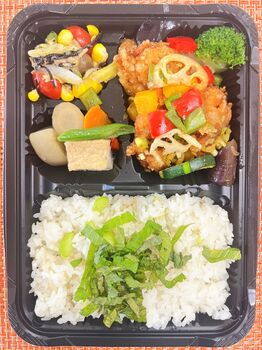野菜が140g以上入っている油淋鶏弁当です