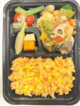 野菜が140g以上入っている鶏からのみぞれ煮弁当です