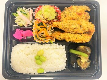 野菜が140g以上入っているハーブとり天弁当です