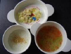 きなこ粥、しらすとトマトとレタスのスープ煮、粗刻みじゃがいもの写真