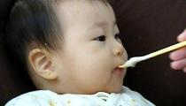 スプーンを引き抜く写真