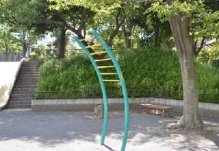 ぶら下がって背中の筋肉を弛緩させたり、懸垂で鍛えることができます。