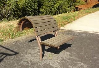 深く座って、背板に沿って背を伸ばせます。