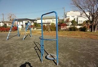 円の中に入り、バーをつかみながら上体をひねります。