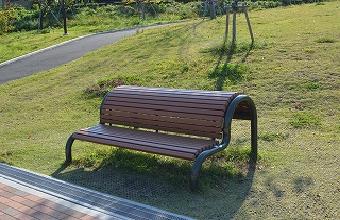 深く座り、背板に沿って上体を後ろに反らせます。