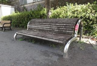 座る深さを調整して、突起で背中を刺激します。